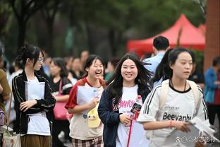 ❄中国男篮领队姚明在小雪中抵达亚预赛西安场馆